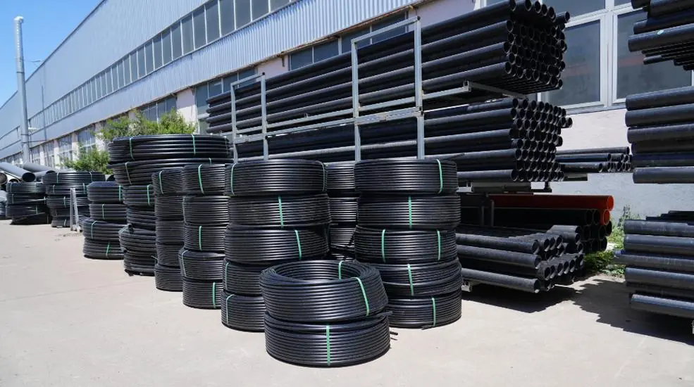 Rollos de tubería HDPE lisa apilados en bodega
